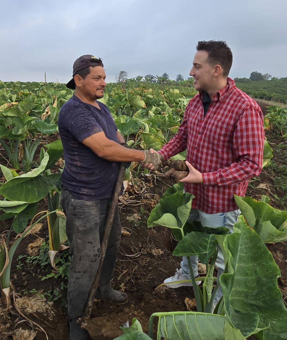 Comercio justo para los agricultores Agricultor estrecha la mano del presidente de Vimor