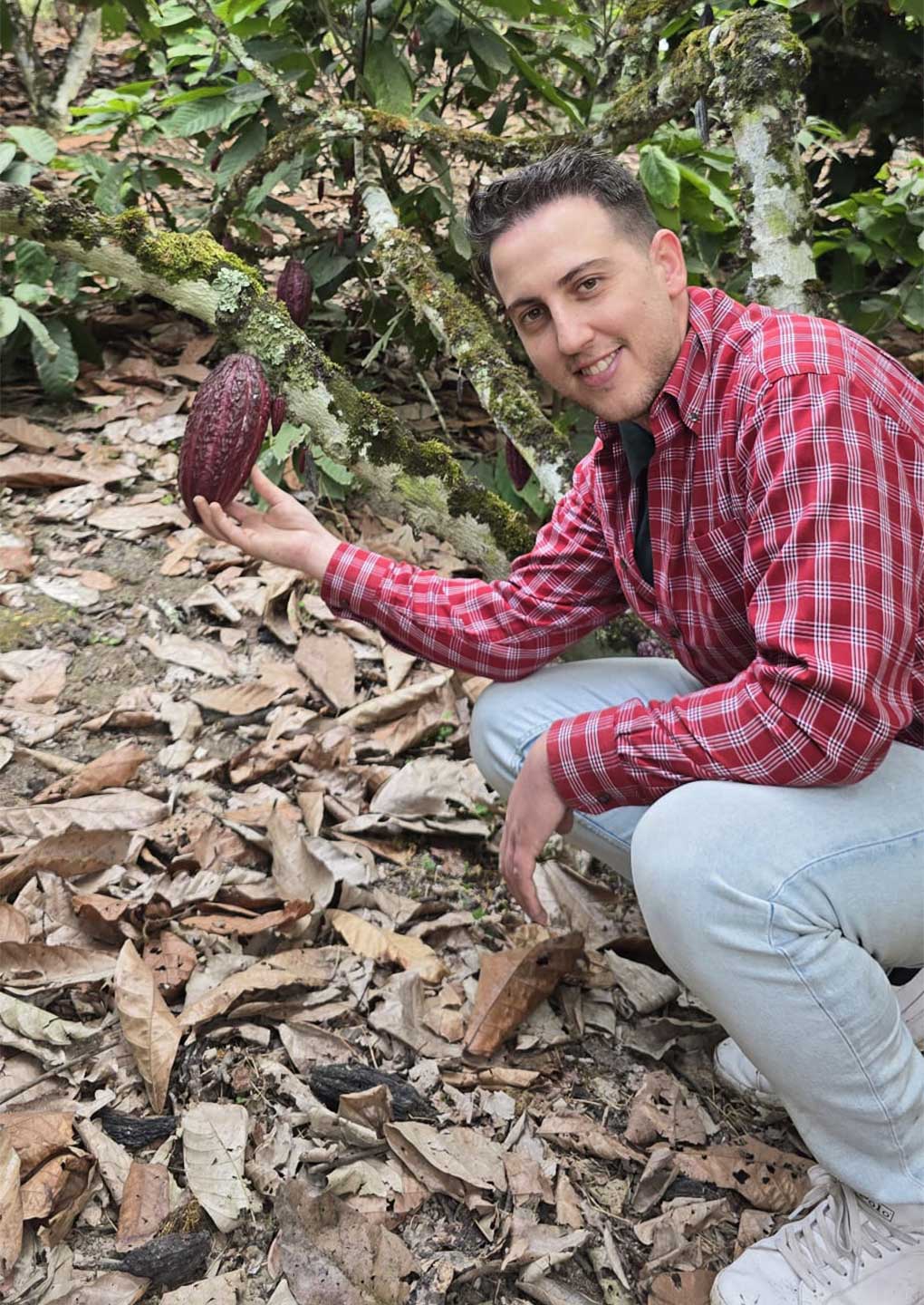 Responsable de Vimor en Europa El responsable de Vimor con una fruta en su mano